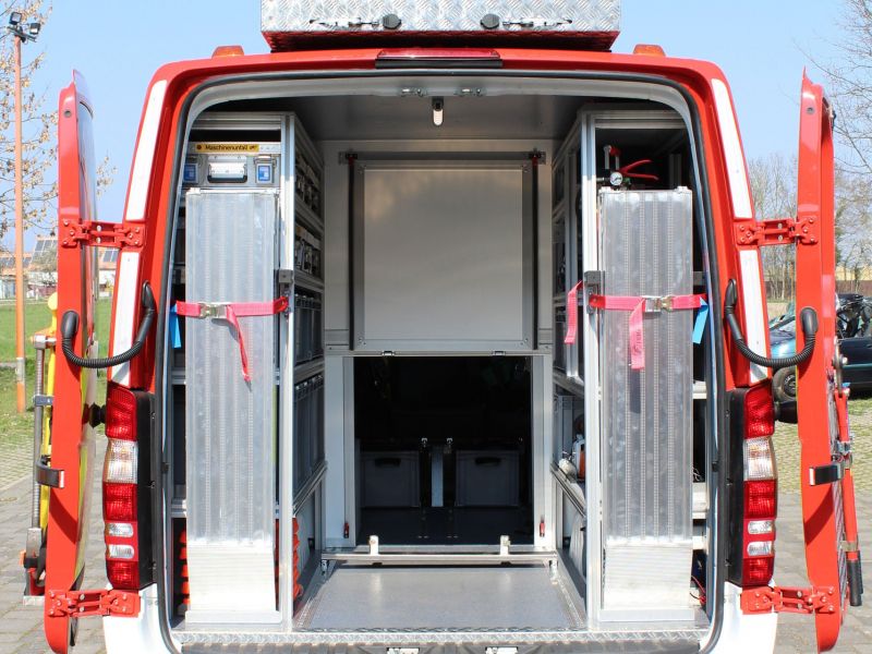 KLAF, Geräteraum mit Durchgangsklappe in Trennwand (Verletztentransport)
