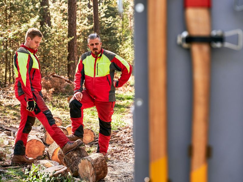 Wood Commander Mitarbeiter vor Anhänger
