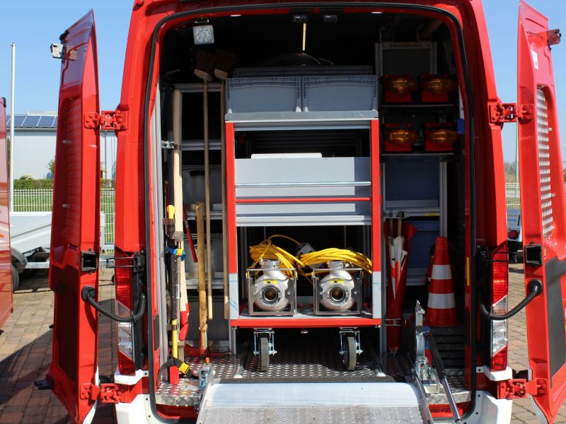 MZF 1, Ford-Tansit, Geräteraum mit Rollcontainerstellplätzen