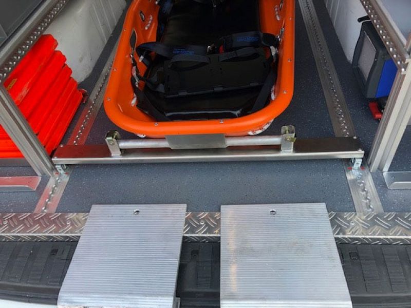 KLAF, Geräteraum mit Durchgangsklappe in Trennwand (Verletztentransport)